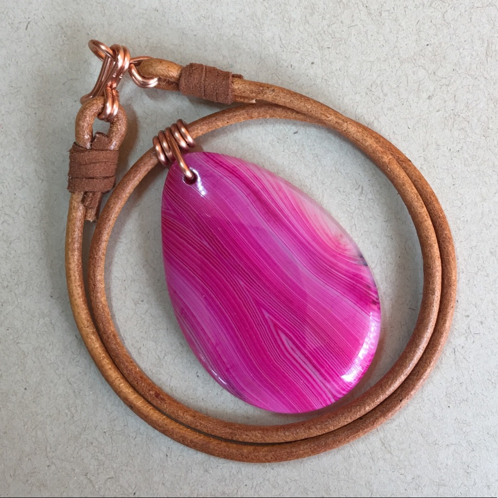 💜💜 16” Pink Agate Leather Choker Necklace